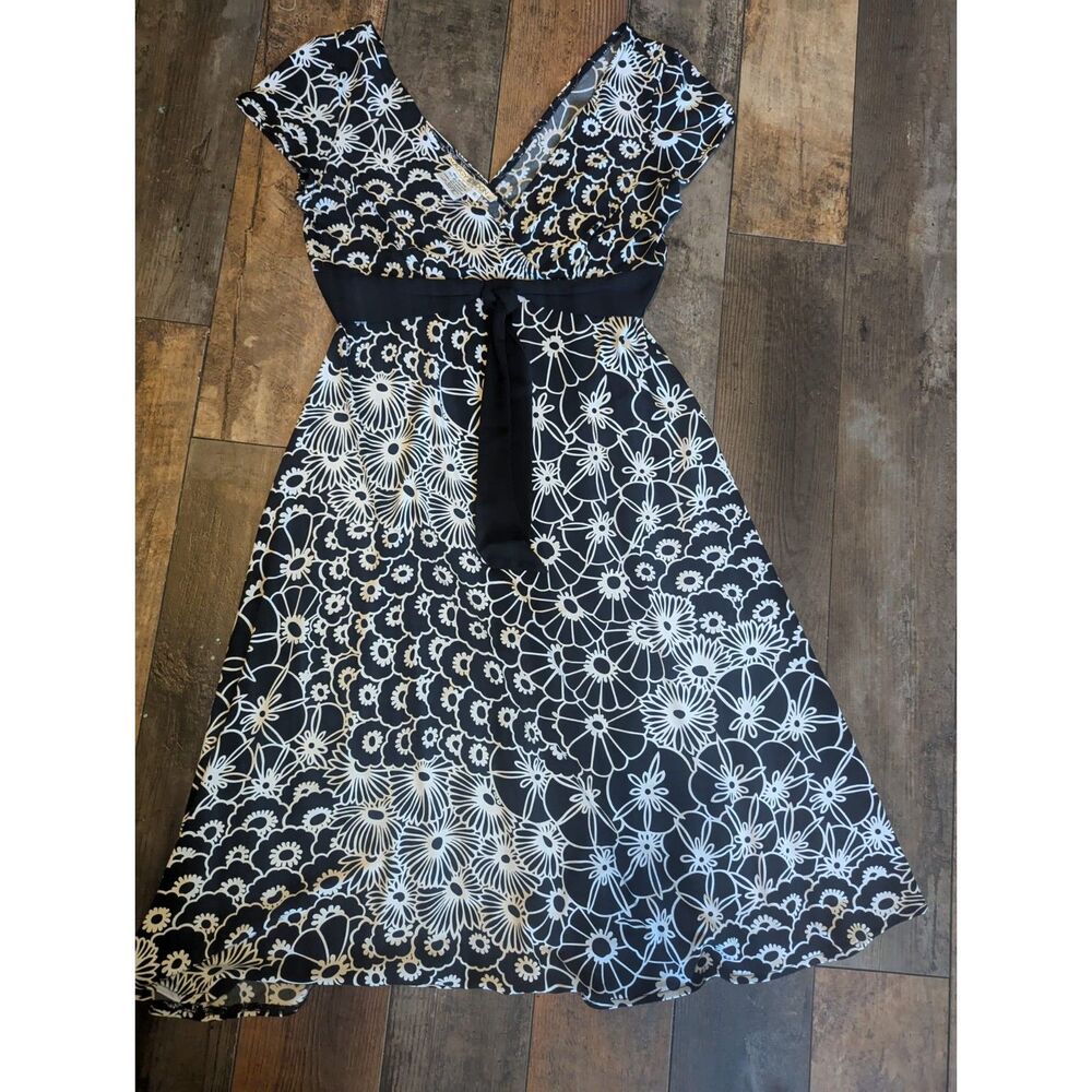 Maggy London Black & White Floral Print Dress - Size 8